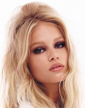 Anna Ewers