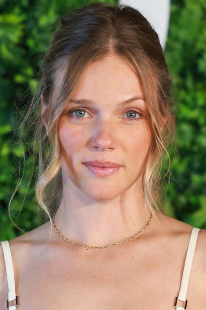 Tracy Spiridakos 4