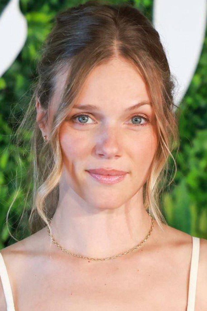 Tracy Spiridakos 1